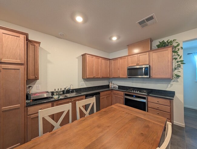 Building Photo - Newer 2 bedroom 2 bath home available!