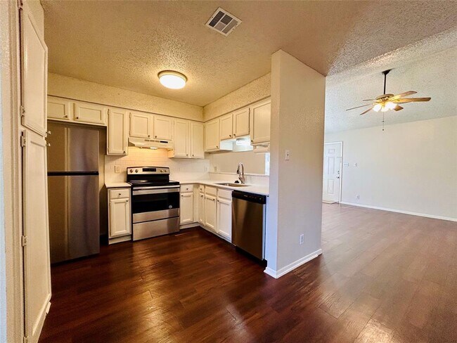 Foto del edificio - 8802 Pineridge Dr
