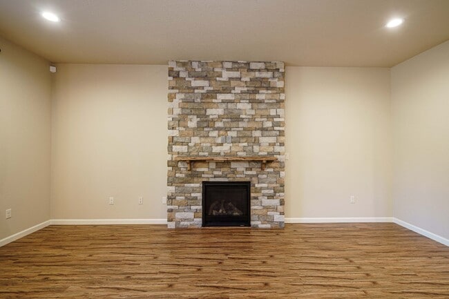 Building Photo - Beautiful 4 Bedroom 2.5 Bath Located in th...