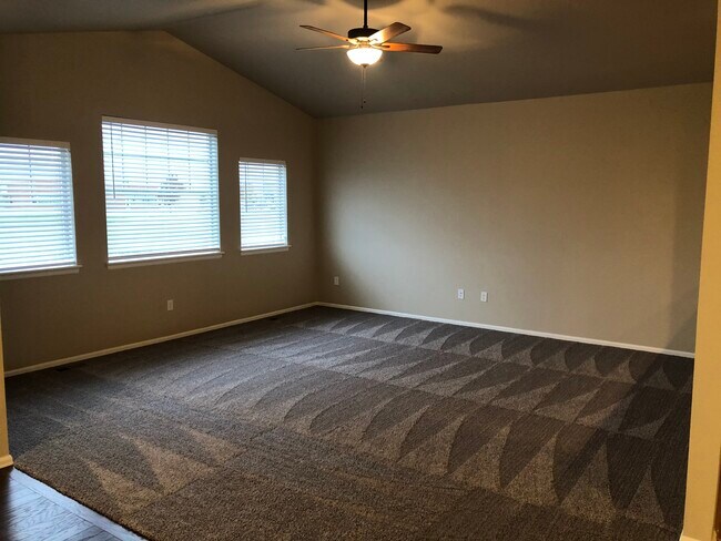 Foto del edificio - 696 Finch Dr