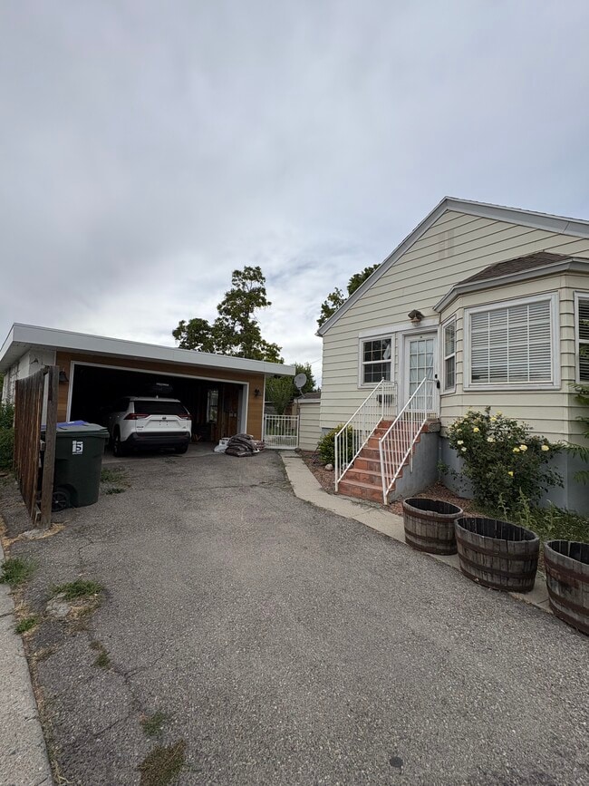 Garage/Parking - 2962 S Adams St