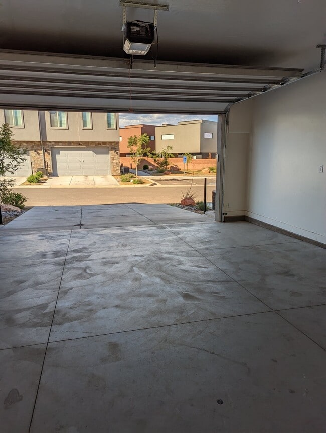Building Photo - Azalea Townhomes Poolside Living 3 Bed 2.5...