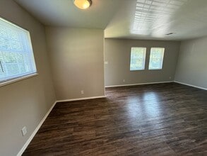 Building Photo - 4601 Lakeside Dr
