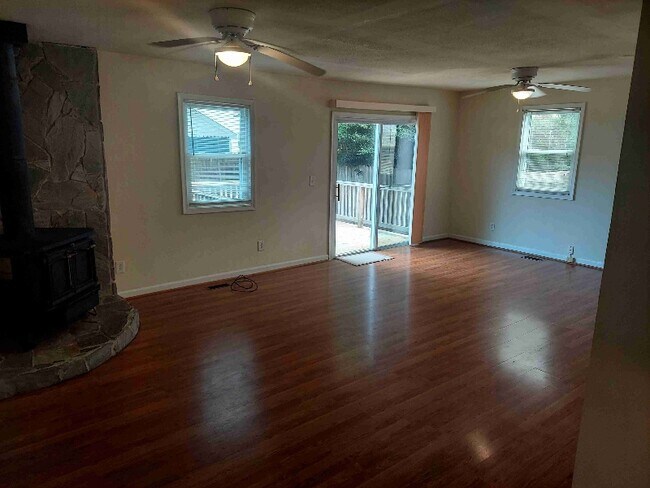 Building Photo - 1320 Elm View Ave