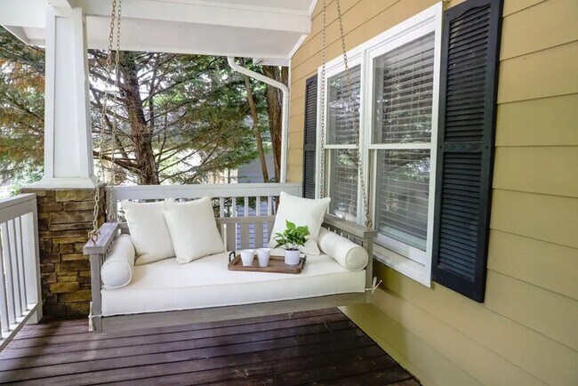 Building Photo - 1103 Knott St SE