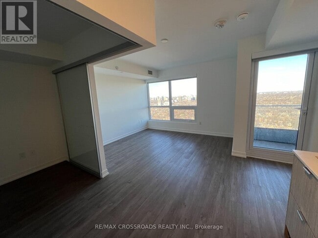 Photo du bâtiment - 395 Bloor St E