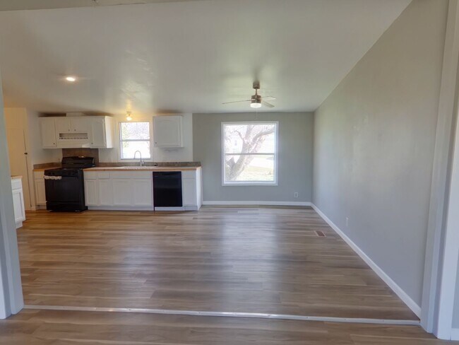 Building Photo - 2320 E MacArthur Rd