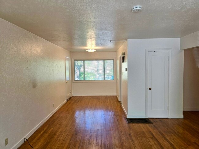 Foto del edificio - Downstairs one bedroom apartment available in Four-Plex!