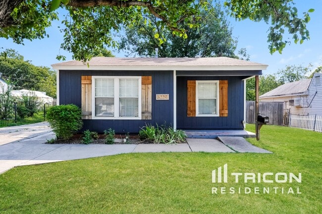 Building Photo - 5229 Westcrest Dr
