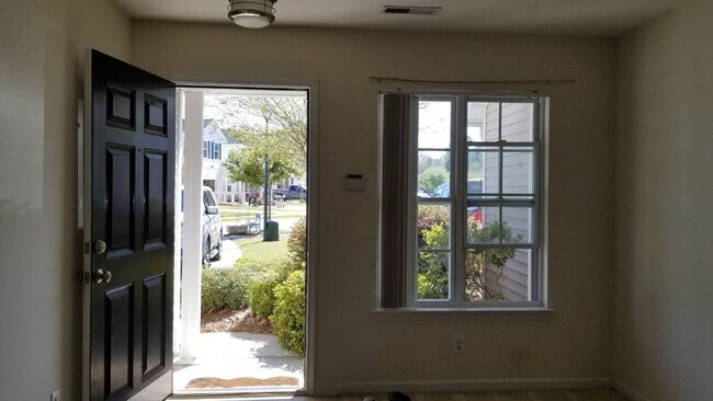 Building Photo - 215 Larissa Dr