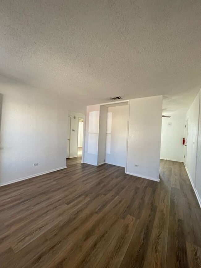 Building Photo - Rental