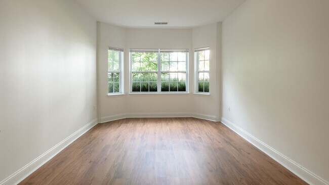 Dormitorio con suelo de superficie dura - Heritage at Stone Ridge