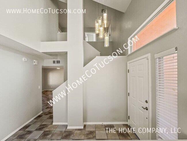 Foto del edificio - 9937 N Woodstone Trail: Four Bedroom home ...