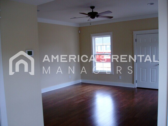 Building Photo - Townhome For Rent in Tuscaloosa!! Availabl...