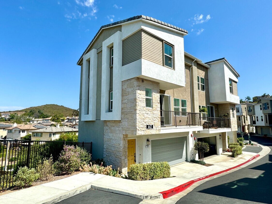 Primary Photo - Great 2B/2.5BA Townhome in San Marcos!