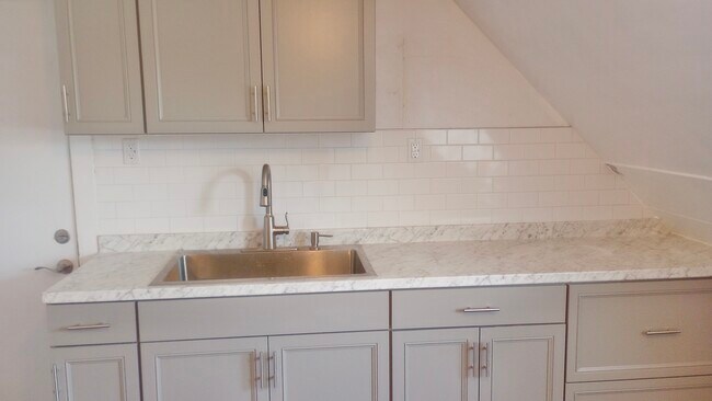 Subway tile backsplash - 287 Belmont St