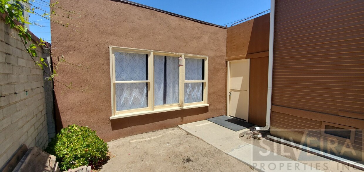 Primary Photo - Unique Studio, w/Large Fenced Patio, All U...