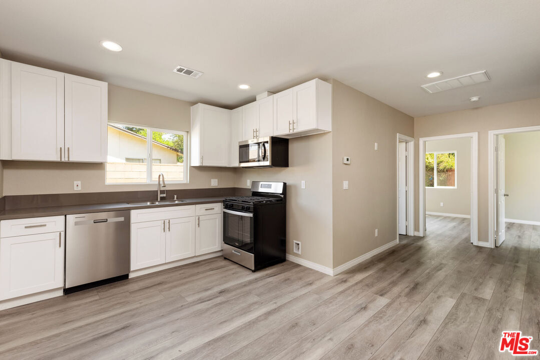 Foto principal - 9213 Langdon Ave