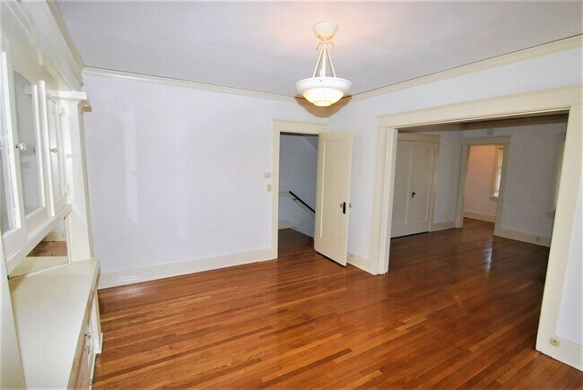 Foto del edificio - Charming Upstairs 1BR with Vintage Appeal in Alamitos Beach