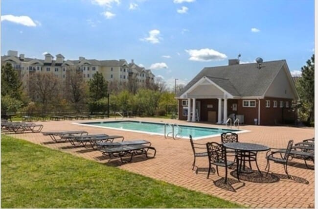 Building Photo - 10 Seaport Dr