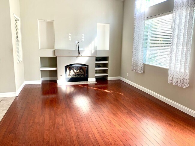 Foto del edificio - Spacious 3 Bedroom, 2.5 Bathroom Single Fa...