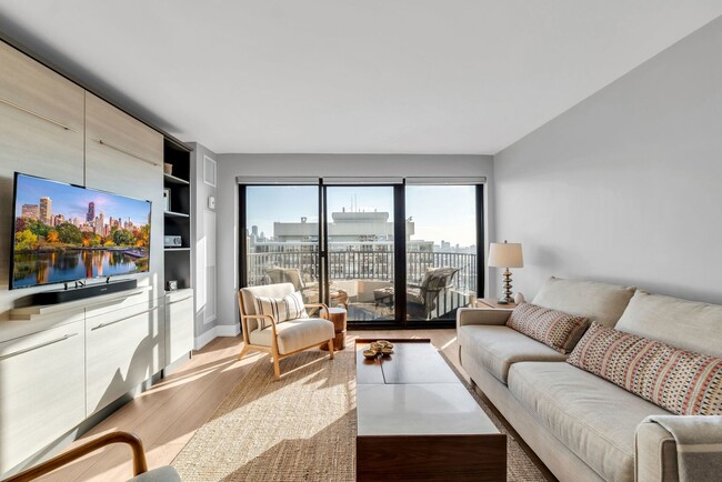 Building Photo - 2020 N Lincoln Park W