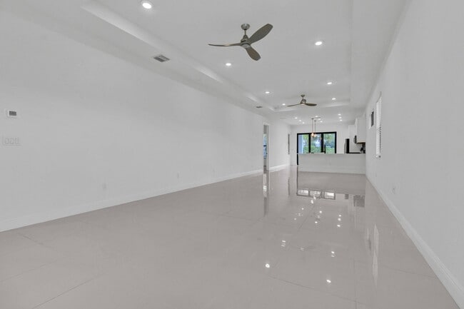 Building Photo - 5501 Santa Rosa Ln