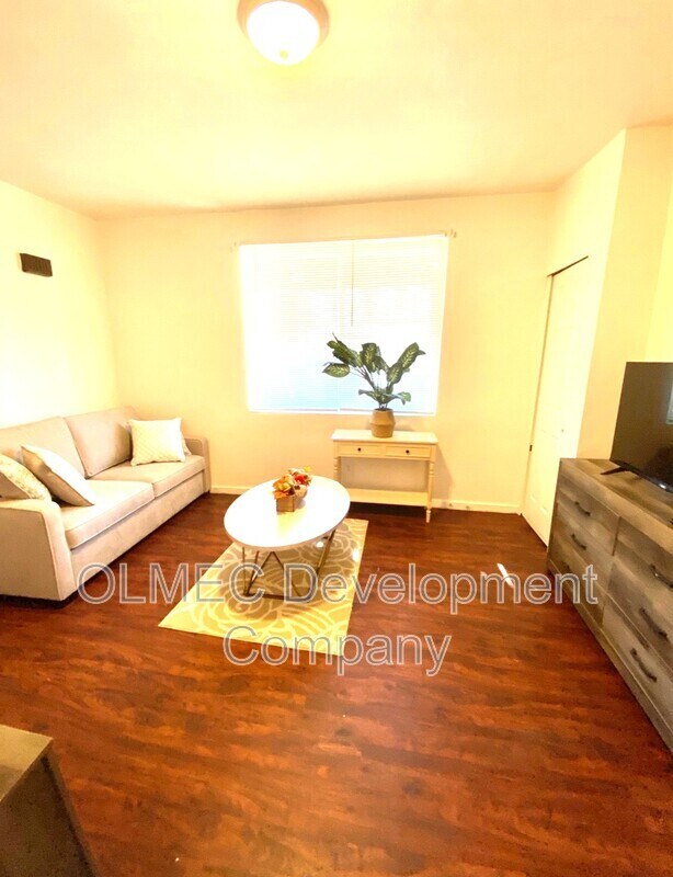 Foto principal - 817 Anaheim St