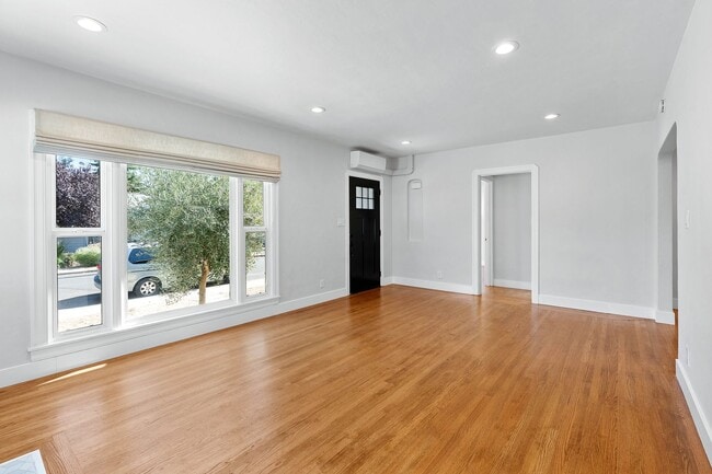 Foto del edificio - Charming Updated 2 bed, 2 bath Home near D...