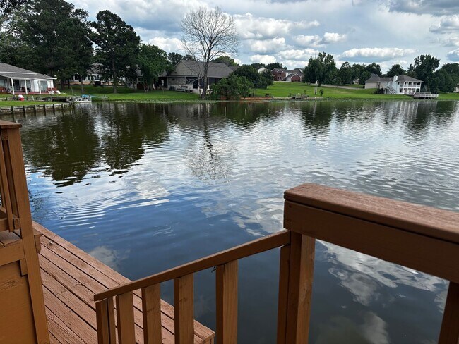 Foto del edificio - Waterfront Townhome in Elkins Lake
