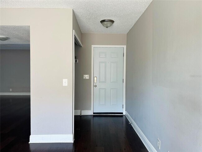 Building Photo - 1015 Longfellow Cir
