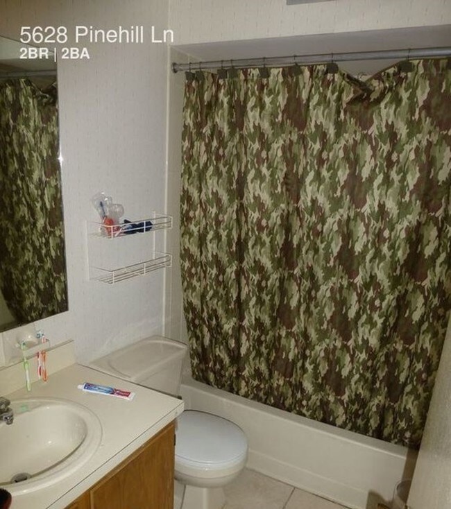 Foto del edificio - 5628 Pine Hill Ln