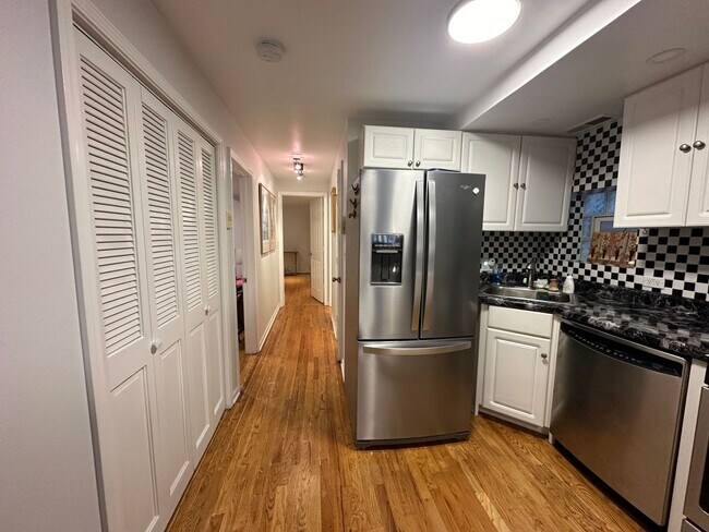 Building Photo - 3 bed 2 bedroom unit in Wicker Park