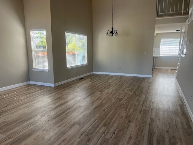 Building Photo - Spacious & Updated 4BD/2.5BA Home in Prime...