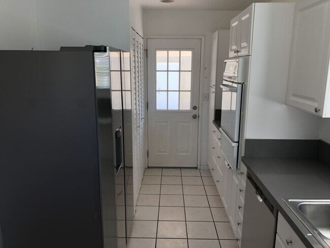 Building Photo - LOVELY UPGRADED WEST HILLS HOME!