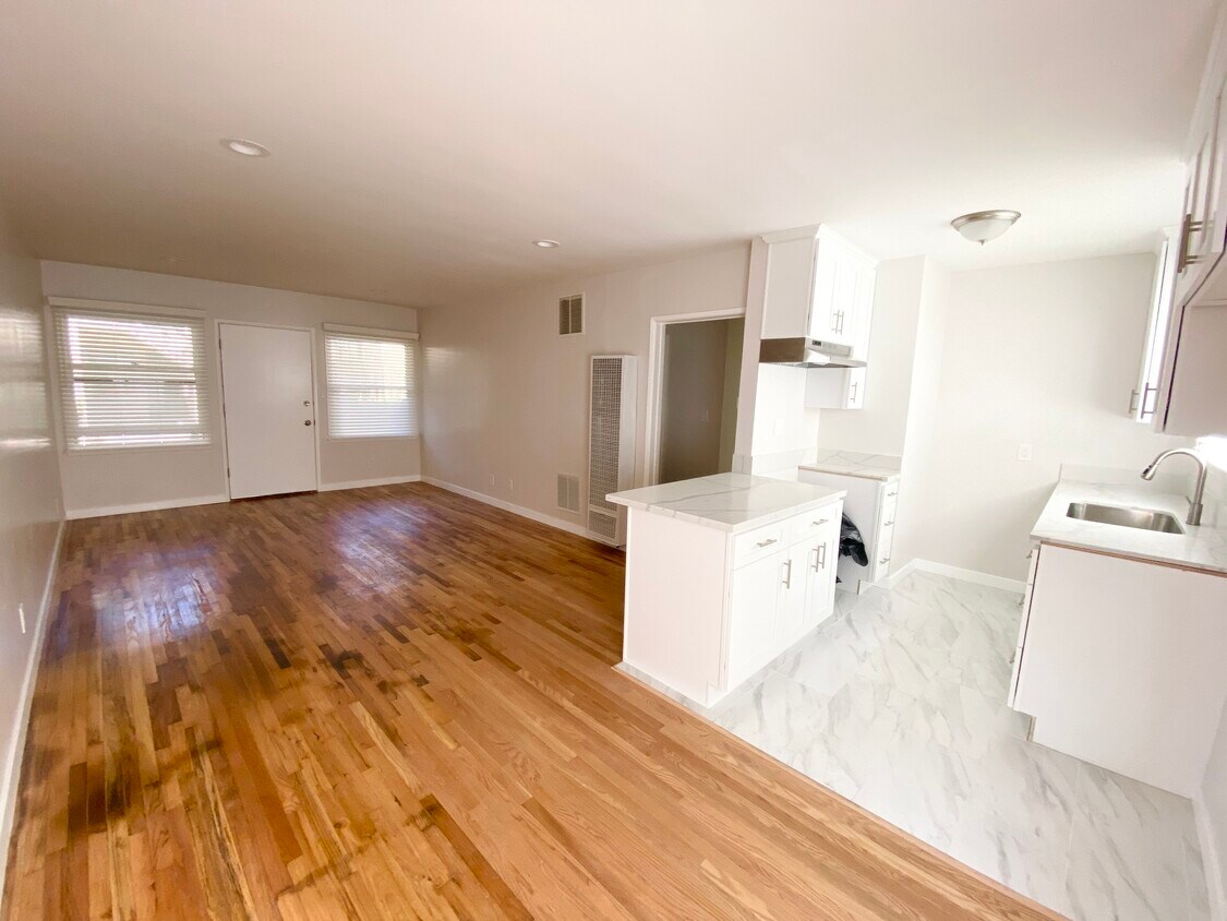Primary Photo - 12641 Vanowen St