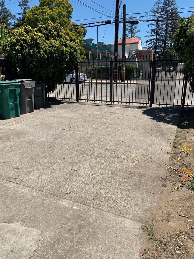 Building Photo - 1/2 Off First Month's Rent, 2Bdrm, 1Bath, ...