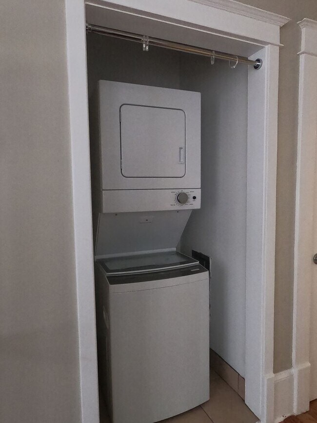 Building Photo - Studio Apartment In The Annesdale Area