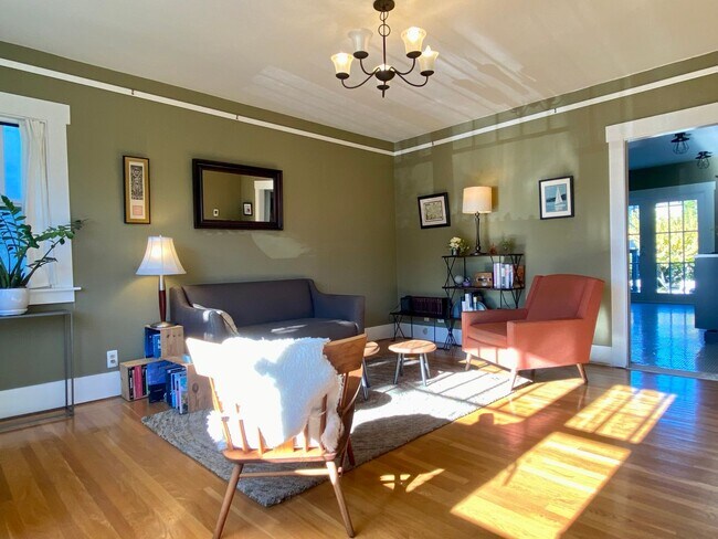 Building Photo - Updated Bungalow located in Downtown Redwood City & 15 miles from SF International Airport