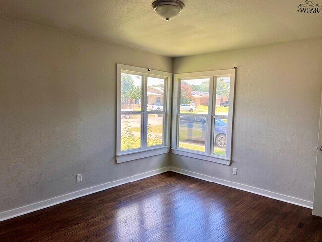 Building Photo - 1525 Hursh Ave