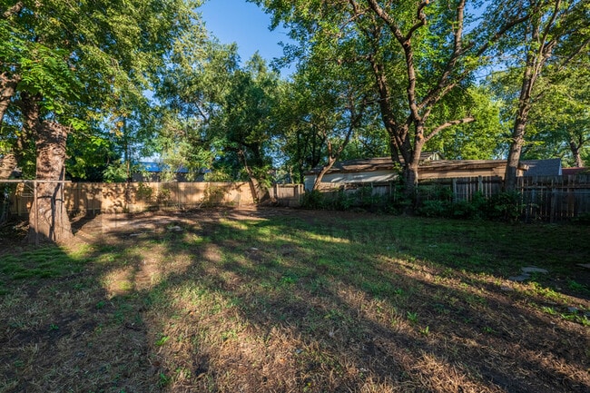 Building Photo - 1329 N Wellington Pl