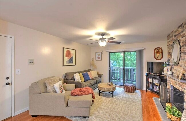 Building Photo - 450 Woodside Trl