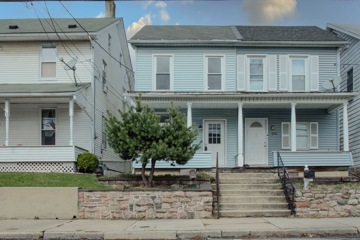 Primary Photo - Newly Renovated 3 Bedroom 1.5 Bathroom Sla...