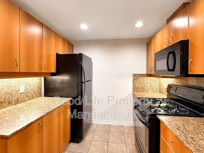 Building Photo - 300 W Beech St