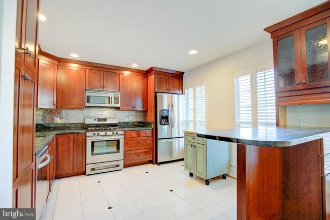 Building Photo - 1249 Quaker Hill Dr