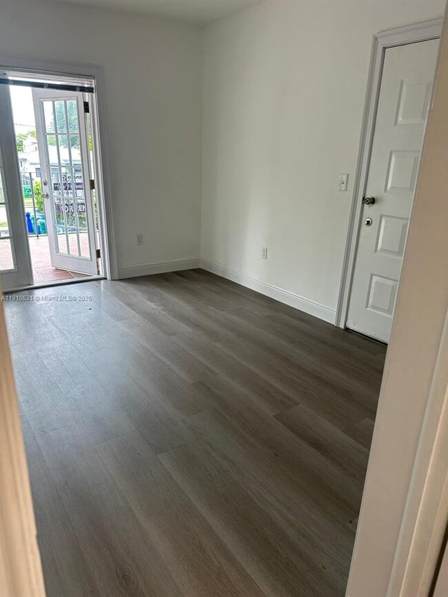 Building Photo - 312 SW 32nd Ave