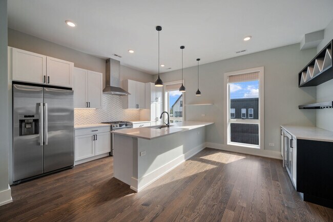 Building Photo - 3016 W Belmont Ave