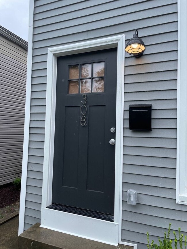 Beautifully Renovated 2 bed 2 bath Home in Shelby Park! - Beautifully Renovated 2 bed 2 bath Home in Shelby Park!