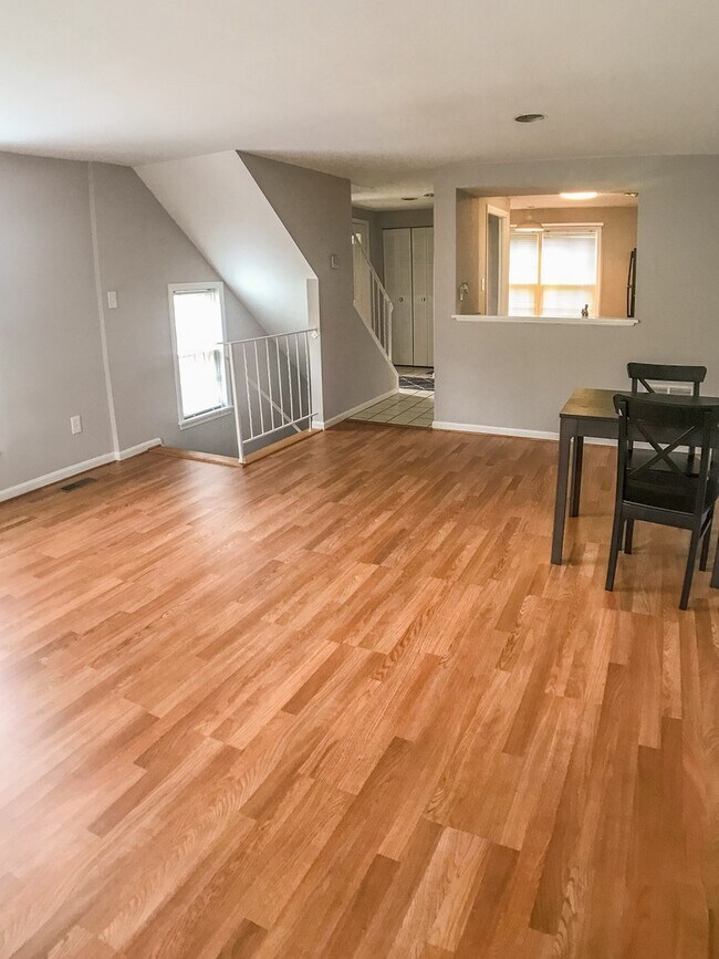 Foto del edificio - Beautiful end-unit townhome. Walkout basem...