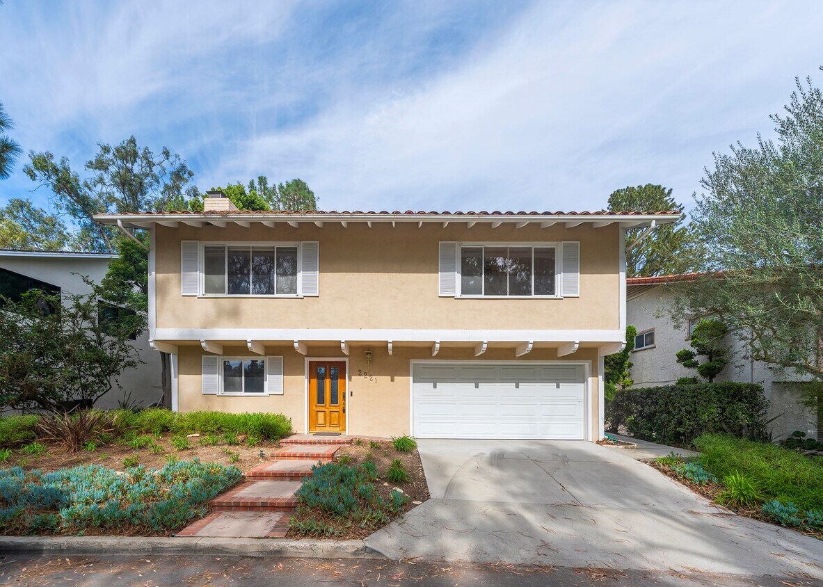 Foto principal - Charming 3-Bedroom Home with Spacious Yard...